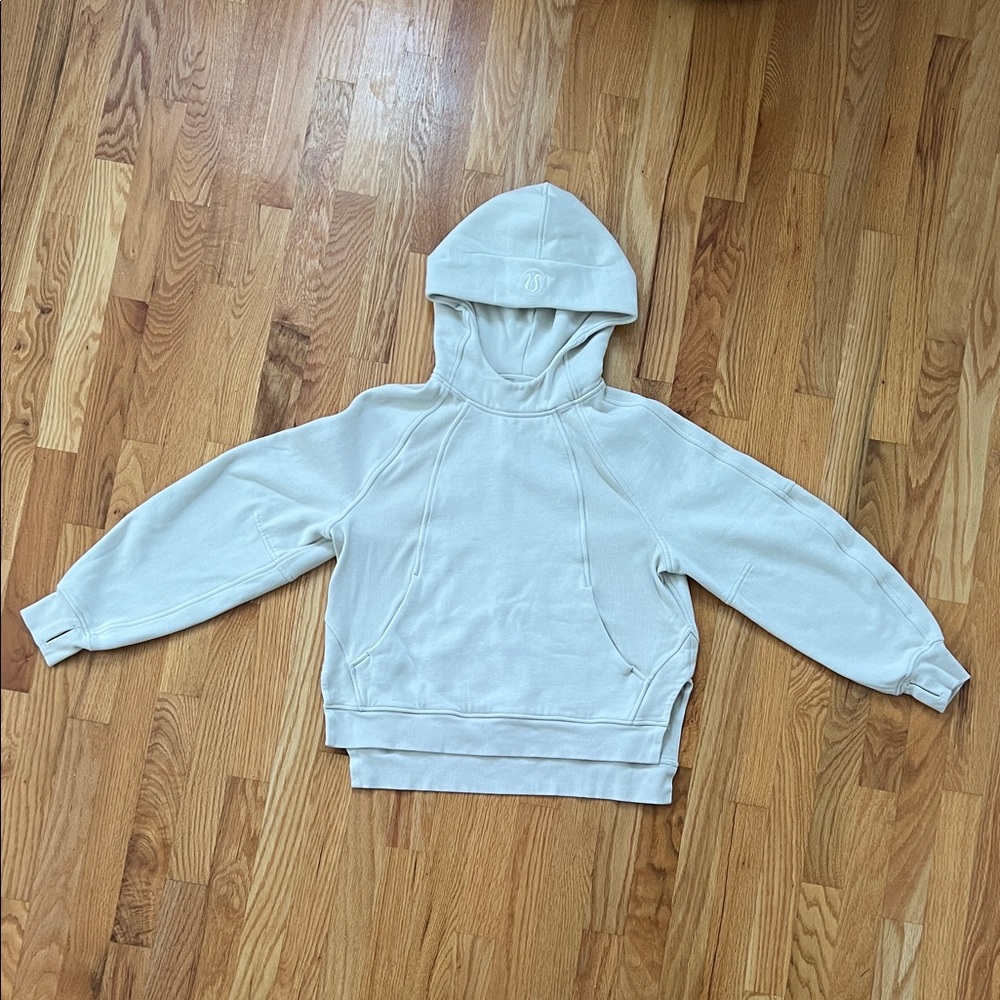 Lululemon scuba oversized side-slit hoodie
Color: bone🦴
Size: XS/S